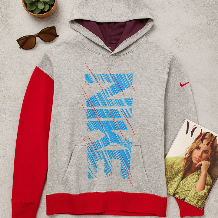 Nike Felpa XL Grigia con Stampa Grafica - Flat lay creativo